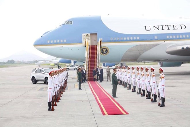 Tại sân bay Nội Bài, đội danh dự đã xếp hàng chờ làm lễ tiễn Tổng thống Barack Obama.