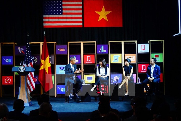 Tổng thống Barack Obama trao đổi với các doanh nghiệp trẻ khởi nghiệp tiêu biểu.