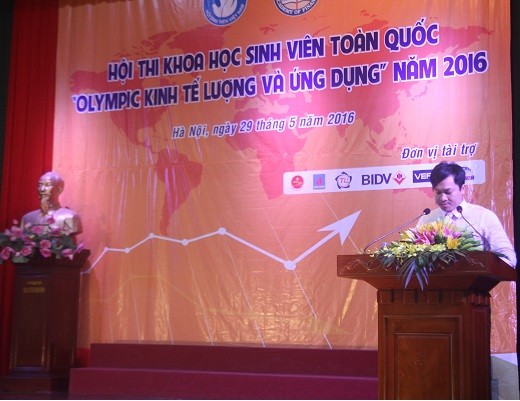 Đồng chí Doãn Hồng Hà, UVBCH Trung ương Đoàn, Phó Chủ tịch Trung ương Hội Sinh viên Việt Nam phát biểu tại Hội thi