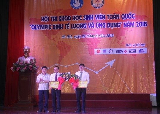 PGS.TS. Nguyễn Trọng Cơ, Bí thư Đảng ủy, Giám đốc Học viện Tài chính trao hoa và giấy chứng nhận cho đơn vị tài trợ