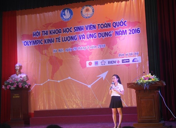 Sinh viên Đại học Ngoại thương TP.Hồ Chí Minh trình bày báo cáo khoa học
