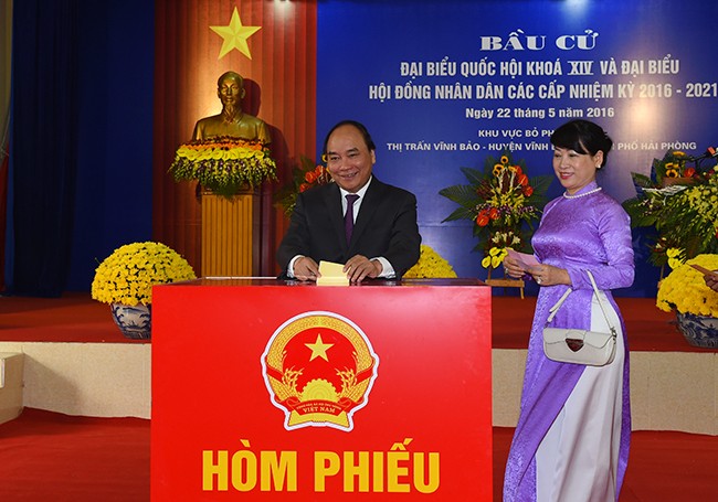 Thủ tướng Nguyễn Xuân Phúc và phu nhân bỏ phiếu bầu cử.