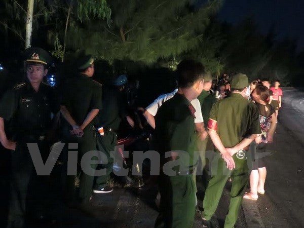 Người dân Nghệ An cùng các lực lượng chức năng tập trung tại bờ biển phường Nghi Hải, thị xã Cửa Lò chờ đón thi thể phi công Trần Quang Khải.