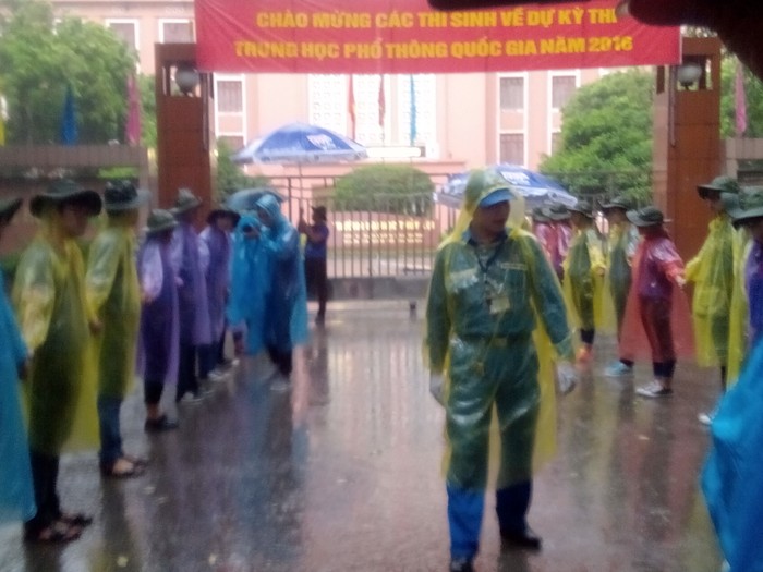 Mặc dù đã kết thúc môn thi nhưng do trời mưa to nên chưa có thí sinh nào bước ra.