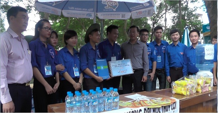Ông Lê Quốc Phong - Bí thư thứ nhất Trung ương Đoàn - Chủ tịch Hội Sinh viên Việt Nam trao quà động viên cho CLB Sinh viên tình nguyện Đại học Thủy Lợi.