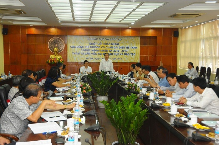 Bộ trưởng Phùng Xuân Nhạ đã tiếp và làm việc với các Trưởng cơ quan đại diện Việt Nam ở nước ngoài nhiệm kỳ 2016 - 2019.