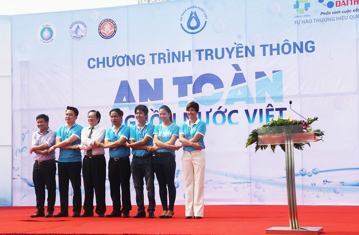 Các bên tham gia tổ chức phát động dự án “An toàn nguồn nước Việt”