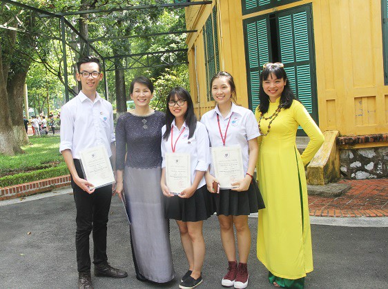 Cô giáo Nguyễn Thị Thu Anh (thứ 2 từ bên trái sang)- Hiệu trưởng trường THCS &amp; THPT Nguyễn Tất Thành (Ảnh: Thùy Linh)