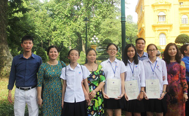 Trường THCS &amp; THPT Nguyễn Tất Thành tổ chức Lễ báo công dâng Bác và trao học bổng Nguyễn Tất Thành năm học 2015-2016 (Ảnh: Thùy Linh)