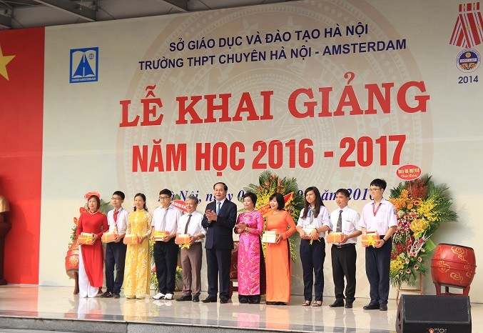 Tại lễ khai giảng năm học mới tại Trường THPT chuyên Hà Nội - Amsterdam, Chủ tịch nước Trần Đại Quang đã trao phần thưởng cho các học sinh đoạt giải Olympic.