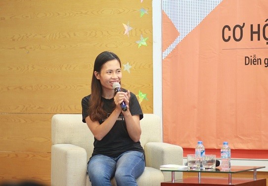 Nhà văn Trang Hạ chia sẻ với sinh viên với chủ đề “Cơ hội trưởng thành” (Ảnh: BTC)
