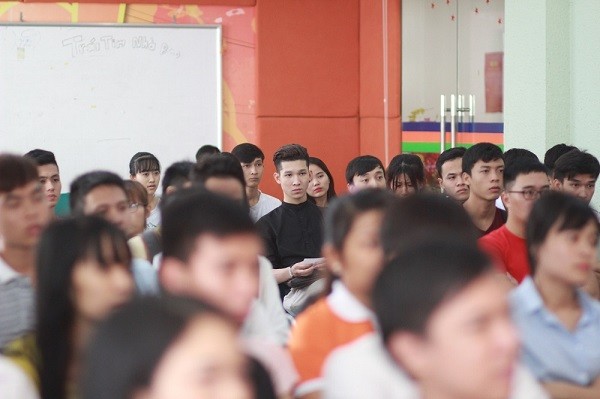 Các bạn sinh viên chăm chú lắng nghe chia sẻ của nhà văn Trang Hạ (Ảnh: BTC)