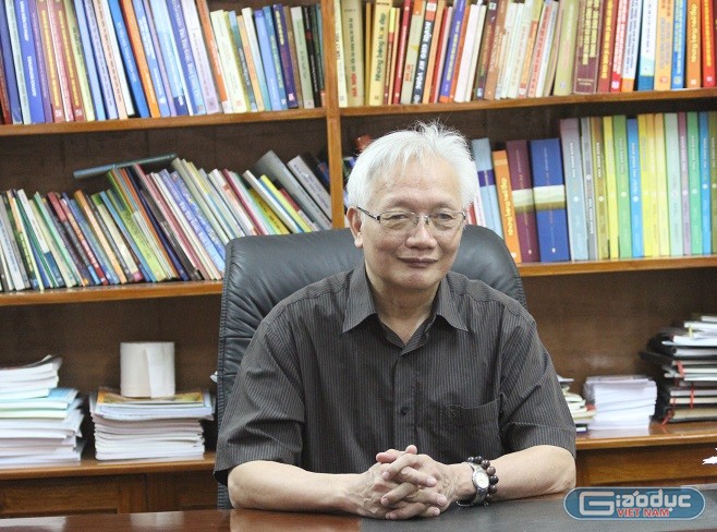 Nhà giáo ưu tú Nguyễn Tùng Lâm – Chủ tịch Hội đồng Giáo dục trường THPT Đinh Tiên Hoàng (Ảnh: Thùy Linh)