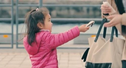 Trẻ em Nhật được bố mẹ dạy dỗ nghiêm túc việc trả lại đồ đánh rơi (Ảnh: vietnamnet.vn)
