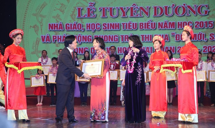 Phó Chủ tịch nước Đặng Thị Ngọc Thịnh và Bộ trưởng Bộ GD&amp;ĐT Phùng Xuân Nhạ vinh danh giáo viên tiêu biểu