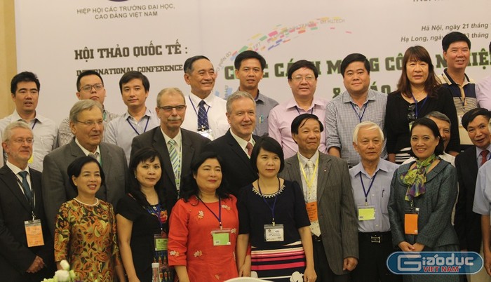 Các đại biểu tham dự hội thảo chụp ảnh lưu niệm tại Nhà khách Chính phủ, Hà Nội
