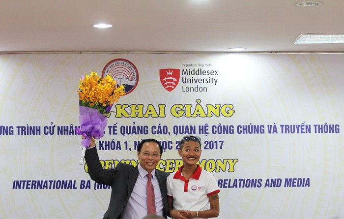 PGS. TS Trương Ngọc Nam - Giám đốc Học viện Báo chí và tuyên truyền nhận hoa từ đại diện sinh viên khóa đầu tiên (Ảnh: Thùy Linh)