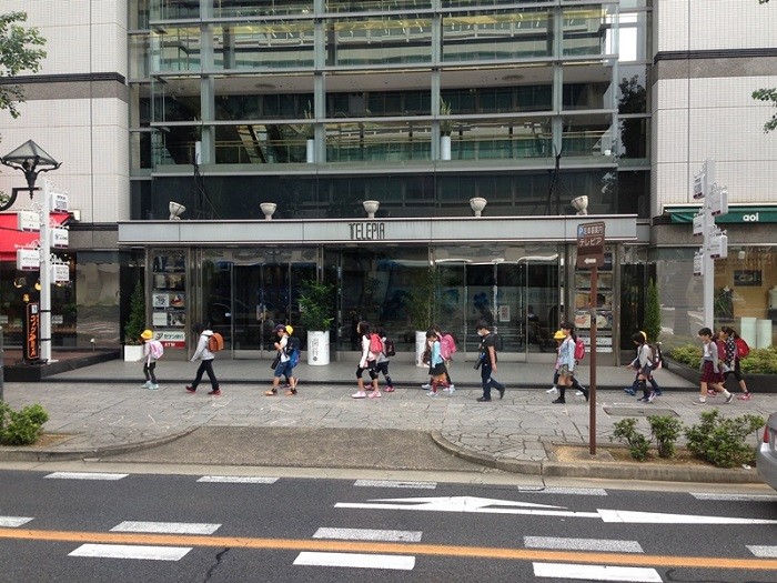 Ngay cả đi học khi mới chỉ ở cấp tiểu học, mỗi học sinh cũng phải tự đi bộ cùng các anh chị lớp trên và bố mẹ “không được phép” đưa con đi học. Tự đi bộ đến trường giúp trẻ em Nhật Bản rèn luyện sức khỏe và tính tự lập từ rất sớm.