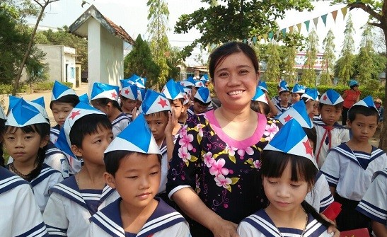 Cô giáo Đinh Thị Giang Tâm chụp ảnh cùng học sinh (Ảnh: Bích Thảo)