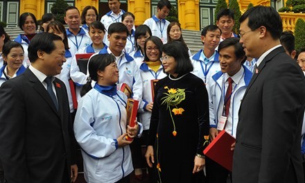 Phó Chủ tịch nước Đặng Thị Ngọc Thịnh gặp mặt 42 giáo viên tiêu biểu vùng biển đảo tiêu biểu (Ảnh: Xuân Tùng)