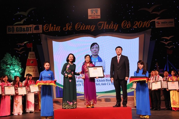 Trưởng Ban Dân vận Trung ương Trương Thị Mai và Bí thư thứ nhất Trung ương Đoàn Lê Quốc Phong trao bằng khen và kỉ niệm chương cho các thầy cô giáo tiêu biểu