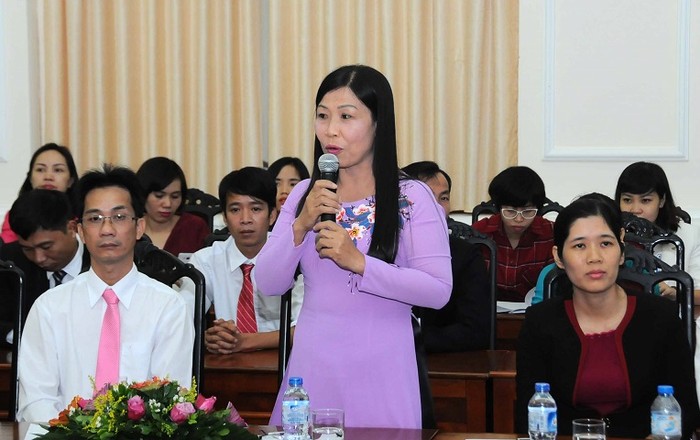 Cô Nguyễn Thị Bích Thủy (đứng) hiện đang công tác tại Trường Tiểu học Lại Sơn (huyện Kiên Hải, Kiên Giang) (Ảnh: Đăng Lương)