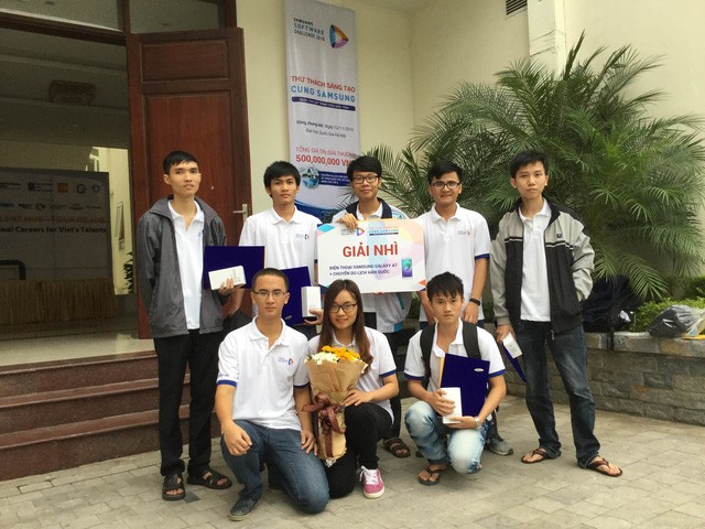 Nguyễn Ngọc Trung cùng các bạn sinh viên ĐH FPT giành giải cao tại cuộc thi.