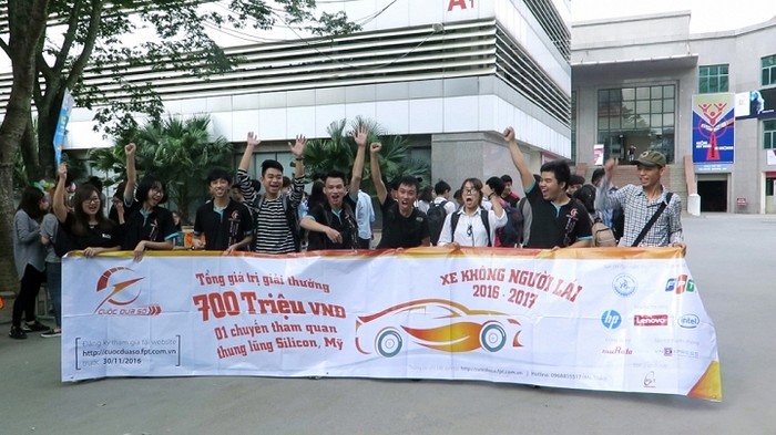 Hơn 500 sinh viên tham dự cuộc thi đua xe không người lái (Ảnh: Vân Anh)