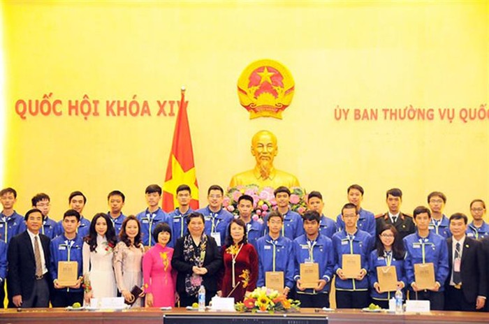 Các thầy cô, các em học sinh, sinh viên chụp ảnh lưu niệm với Phó Chủ tịch Quốc hội Tòng Thị Phóng. (Ảnh: Xuân Trung)