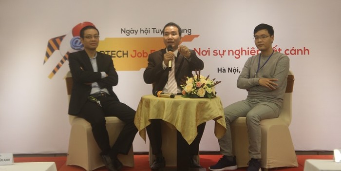 Các diễn giả bàn về công nghiệp 4.0 trong buổi hội thảo gồm ông Chu Tuấn Anh (ngồi giữa), ông Đinh Văn Hoàn (bên trái) và anh Nguyễn Hòa (Ảnh: Thùy Linh)