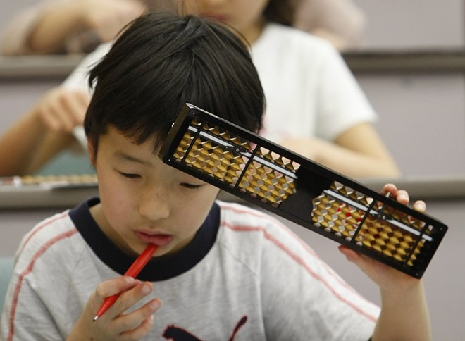 Học sinh Nhật Bản sử dụng bàn tính truyền thống trong cuộc thi tại Tokyo vào năm 2008 (Ảnh:Business Insider)