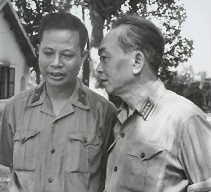 Ông Đặng Quốc Bảo (bên trái) chụp với Đại tướng Võ Nguyên Giáp năm 1975 (Ảnh: Nhân vật cung cấp)