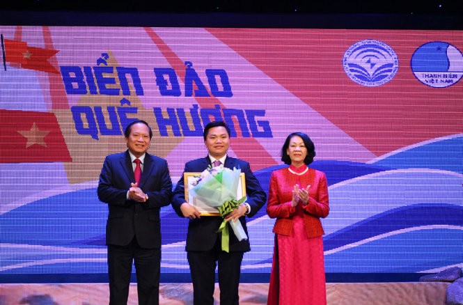 Trưởng Ban Dân vận Trung ương Trương Thị Mai và Bộ trưởng Bộ Thông tin và Truyền thông Trương Minh Tuấn trao giải Nhất cuộc thi (Ảnh: L/H)