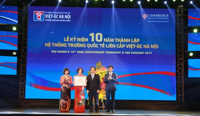 Hệ thống trường Quốc tế liên cấp Việt - Úc Hà Nội tổ chức Lễ kỷ niệm 10 năm ngày thành lập và đón nhận Bằng khen của Bộ trưởng Bộ Giáo dục và Đào tạo