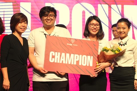 Sinh viên RMIT Việt Nam Hiếu Ân và Minh Châu nhận danh hiệu Quán quân cuộc thi Young Marketers mùa thứ 5. (Ảnh: Ban tổ chức)