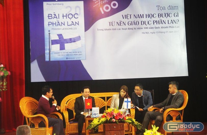 Các khách mời tham dự tọa đàm (từ phải qua): Ông Trịnh Minh Giang, bà Riikka Hassi, ông Lê Phước Minh, ông Đặng Minh Tuấn. Ảnh: Thùy Linh