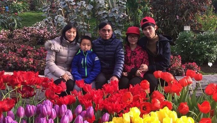 Hoàng Anh Phương Thảo (áo đỏ) chụp ảnh cùng gia đình khi bố mẹ và em trai sang Nhật đón Tết cùng (Ảnh: N.G)