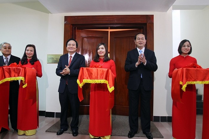 Chủ tịch nước Trần Đại Quang và Bộ trưởng Phùng Xuân Nhạ cắt băng khánh thành Phòng truyền thống Giáo dục Việt Nam (Ảnh: Xuân Trung)