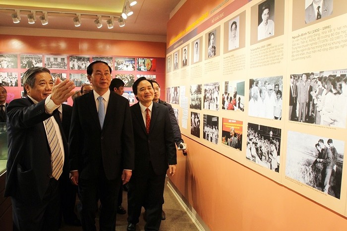 Chủ tịch nước thăm Phòng truyền thống Giáo dục Việt Nam (Ảnh: Xuân Trung)