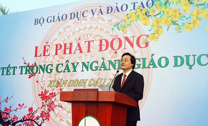 Bộ trưởng Phùng Xuân Nhạ cho rằng, trồng cây không chỉ là công việc nông lâm đơn thuần, mà còn có ý nghĩa quan trọng trong việc giáo dục đạo đức lao động (Ảnh: Xuân Trung)