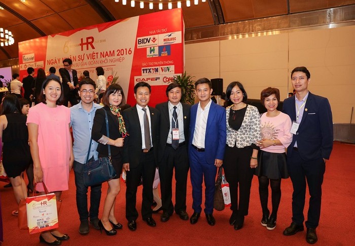 PGS.Lê Quân - Trưởng ban tổ chức Ngày nhân sự Việt Nam (đứng thứ 4 từ trái qua phải) chụp ảnh kỉ niệm cùng các đại biểu doanh nhân (Ảnh nhân vật cung cấp)