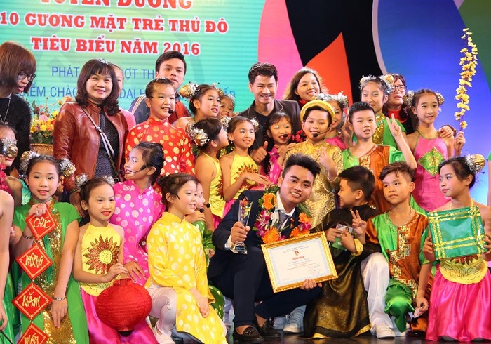 Em Nguyễn Văn Thiết trong lễ vinh danh 10 gương mặt trẻ Thủ đô tiêu biểu năm 2016 (Ảnh nhân vật cung cấp)