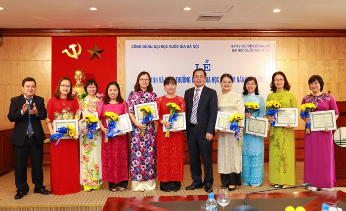 Phó Giám đốc Nguyễn Hữu Đức – Trưởng ban Vì sự tiến bộ của phụ nữ đã trao thưởng cho 9 nhà khoa học nữ tiềm năng năm 2017 của Đại học Quốc gia Hà Nội (Ảnh: T.L)