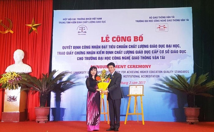 PGS.Đào Văn Đông tặng bó như một lời cảm ơn sâu sắc tới Hiệp hội Các trường Đại học, Cao đẳng Việt Nam