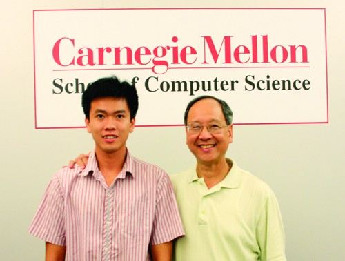 Giáo sư John Vũ (bên phải) và Thạc sĩ Phạm Ngọc Duy - Giảng viên Văn Lang - tại CMU, Pittsburgh, Mỹ, tháng 6/2012. (Ảnh: Đại học Văn Lang)