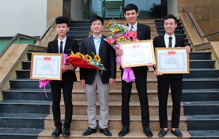 Nhóm sinh viên Trường Đại học Công nghệ thông tin và truyền thông Thái Nguyên giành giải Nhất cuộc thi Ý tưởng sáng tạo khởi nghiệp sinh viên “Start-up Student Ideas” năm 2016 chụp ảnh cùng giảng viên hướng dẫn - Tiến sĩ Vũ Chiến Thắng (Ảnh: Nhân vật cung cấp)
