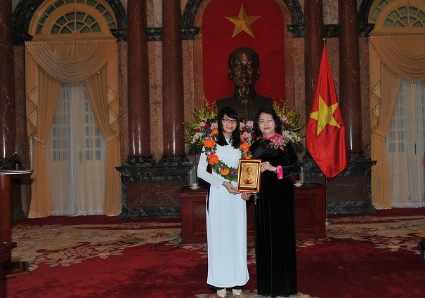 Phó chủ tịch nước Đặng Thị Ngọc Thịnh tặng quà lưu niệm sinh viên Nguyễn Thị Quỳnh (Ảnh nhân vật cung cấp)