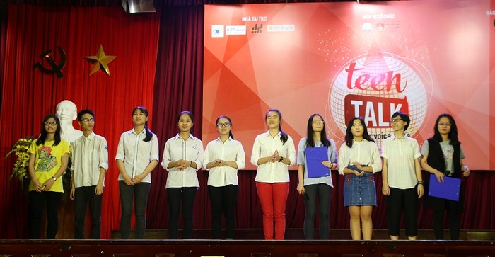 Top 10 thí sinh lọt vào vòng chung kết cuộc thi hùng biện tiếng anh Teen Talk 2017.