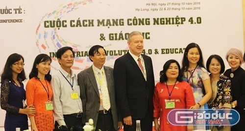 Các chuyên gia dự Hội thảo quốc tế “Cuộc cách mạng công nghiệp 4.0 và giáo dục” diễn ra tại Hà Nội (Ảnh: Thùy Linh)