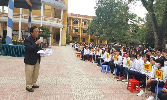 Giáo sư Nguyễn Lân Dũng giao lưu cùng toàn thể học sinh, giáo viên trường trung học phổ thông Yên Phong 1 (tỉnh Bắc Ninh) (Ảnh: Thùy Linh)